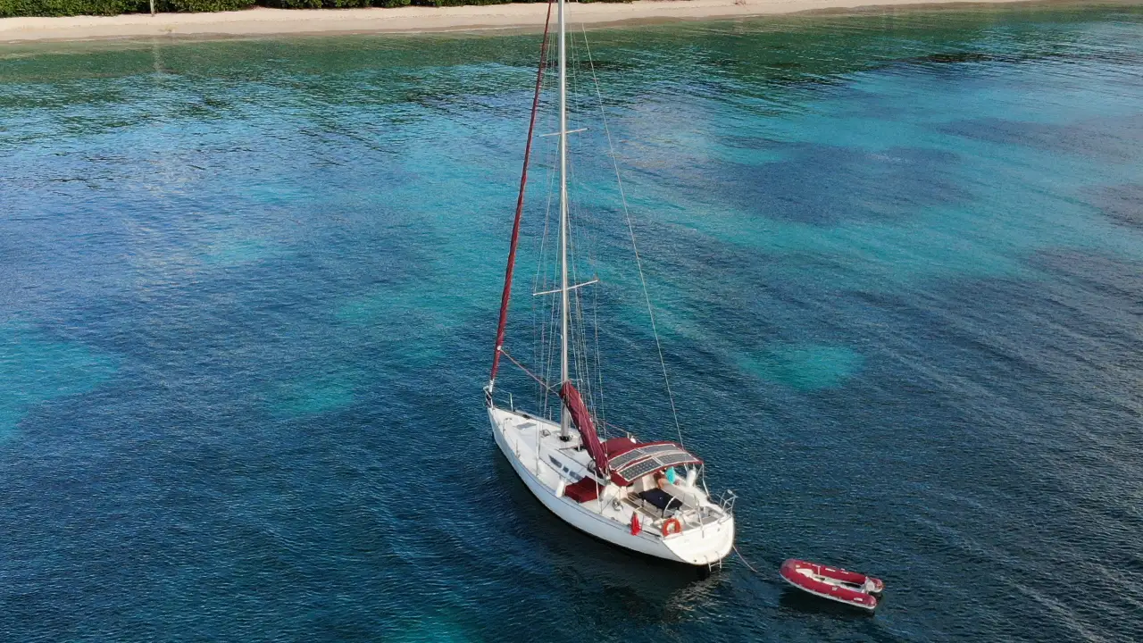 Voilier privatif en Guadeloupe pour croisière ou excursion à la journée avec skipper, en formule tout compris.