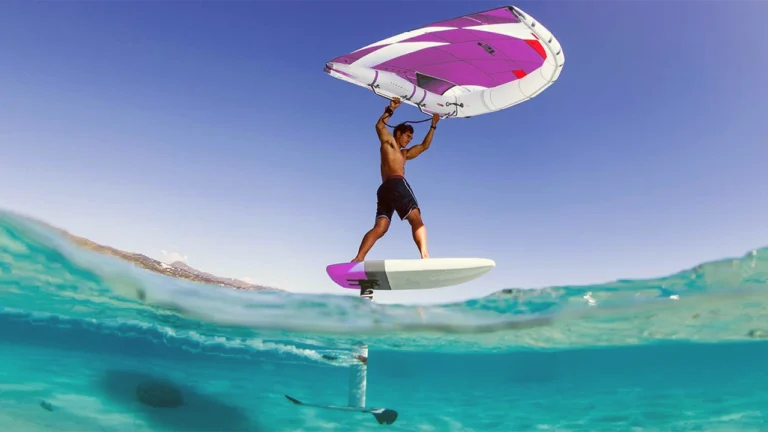 Pratiquant de wingfoil en Guadeloupe