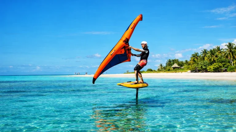 Pratiquant de wingfoil en mer turquoise des Caraïbes